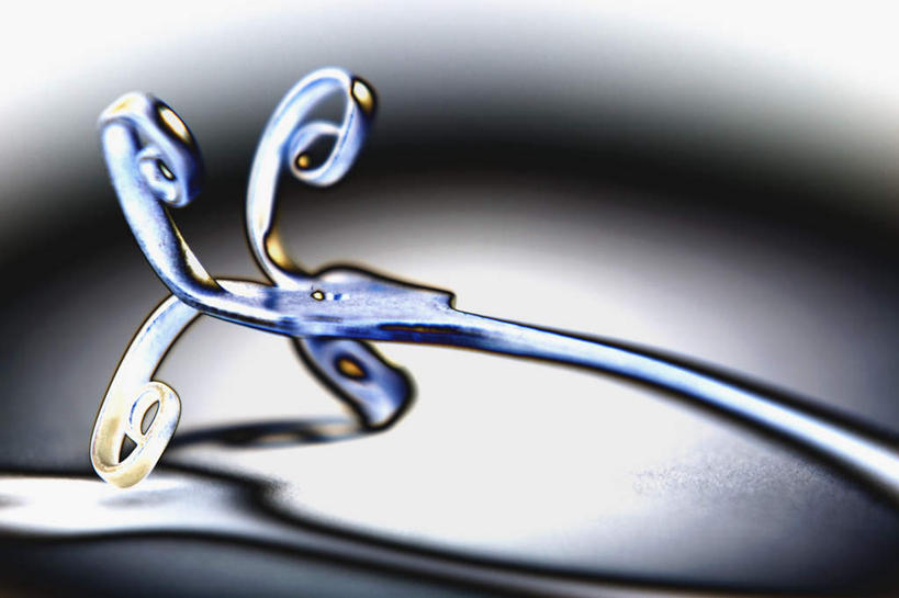 无人,横图,俯视,室内,特写,白天,静物,餐具,阴影,灰色背景,朦胧,模糊,反射,叉子,刀叉,刀子,影子,两个,摄影,影棚,餐刀,餐叉,进餐用具,彩图,高角度拍摄,影棚拍摄,拍摄