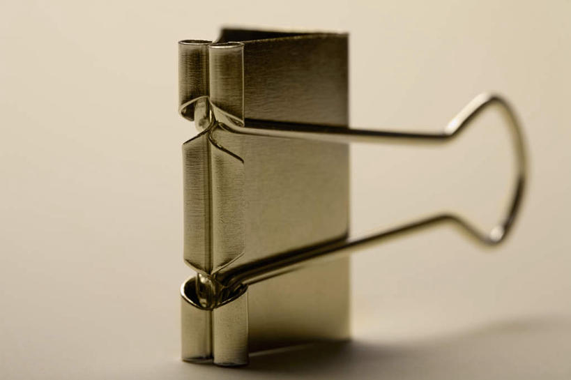 无人,横图,俯视,室内,特写,白天,静物,金属制品,阴影,黄色背景,反射,金属,影子,办公用品,长尾夹,一个,夹子,学习用品,摄影,影棚,单个,文具用品,燕尾夹,彩图,高角度拍摄,影棚拍摄,拍摄