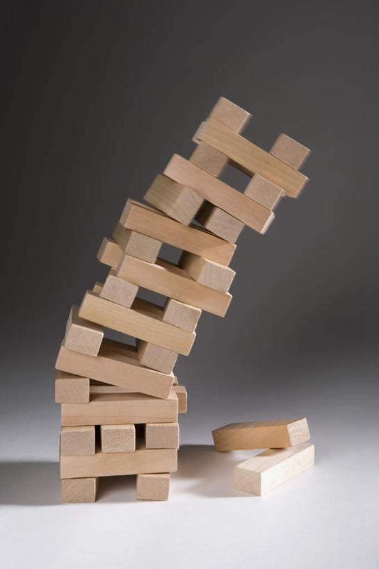 无人,竖图,室内,特写,白天,正面,游戏,智慧,静物,玩具,阴影,灰色背景,曲折,弯曲,反射,影子,玩,娱乐,休闲,积木,益智,摄影,蜿蜒,影棚,活动,思维,发泄,消遣,智力,下降,降落,想象,抽积木,宣泄,降低,下跌,下落,玩耍,嬉戏,彩图,影棚拍摄,拍摄