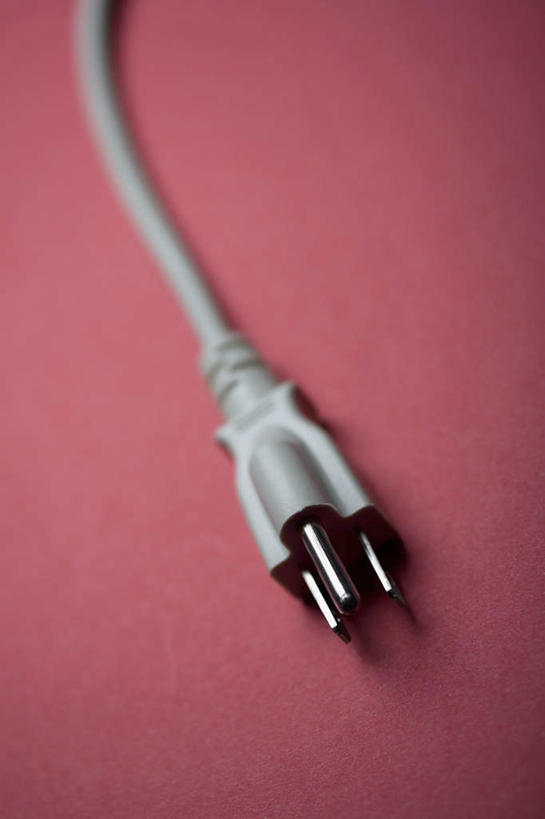 无人,竖图,俯视,室内,特写,白天,静物,阴影,红色背景,电力,反射,插头,电线,线,影子,电能,线路,摄影,影棚,电,电源,电源线,能量,彩图,高角度拍摄,影棚拍摄,拍摄