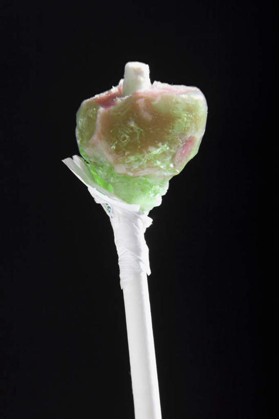 无人,竖图,室内,特写,白天,正面,阴影,黑色背景,反射,棒棒糖,影子,食品,糖,糖果,甜点,甜品,食物,一个,甜食,摄影,影棚,单个,彩图,影棚拍摄,拍摄