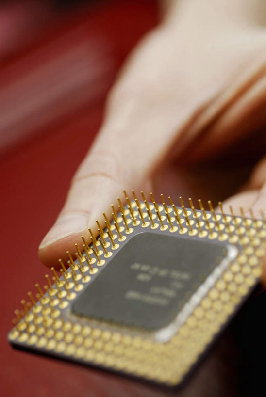 西方人,手,一个人,竖图,俯视,室内,特写,白天,科技,金属制品,欧洲,欧洲人,仅一个男性,仅一个人,握,阴影,朦胧,模糊,反射,科学,金属,影子,拿,拿着,仅一个年轻男性,手部,握着,单手,芯片,电脑芯片,运算,储存,集成电路,男人,男性,年轻男性,白种人,半身,彩图,高角度拍摄