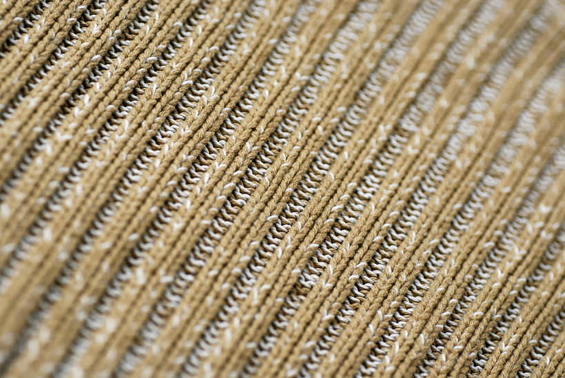 无人,横图,室内,特写,白天,正面,毛衣,静物,一排,阴影,丰富,整齐,卷曲,编织,缠绕,反射,纹路,纹理,影子,褐色,织物,线团,纺织,排列,毛线,成熟,队列,线衫,肌理,谦让,随和,彩图,绒衣,套衫,套头毛衣,线衣