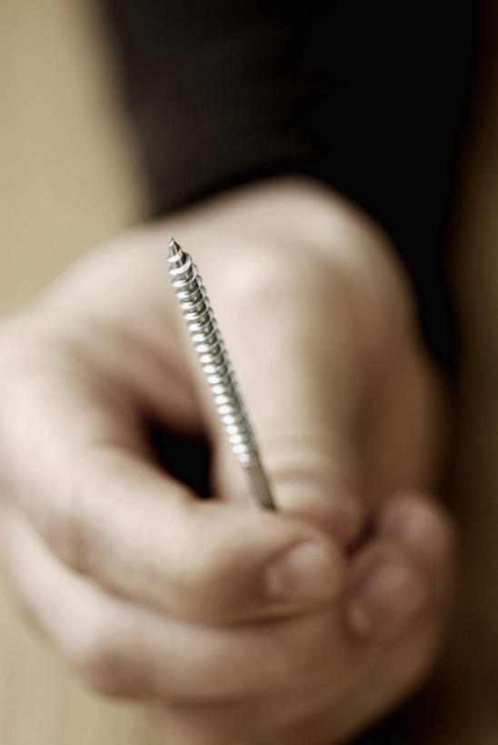 西方人,手,一个人,竖图,俯视,室内,特写,白天,金属制品,欧洲,欧洲人,仅一个男性,仅一个人,连接,握,阴影,组合,服装,朦胧,模糊,反射,金属,工具,影子,拿,拿着,休闲装,仅一个年轻男性,衣服,休闲,手部,休闲服,握着,服饰,螺丝刀,单手,起子,链接,五金,紧固,拼接,拼凑,拼合,凑集,聚合,撮合,链结,牢固,改锥,男人,男性,年轻男性,白种人,半身,彩图,高角度拍摄