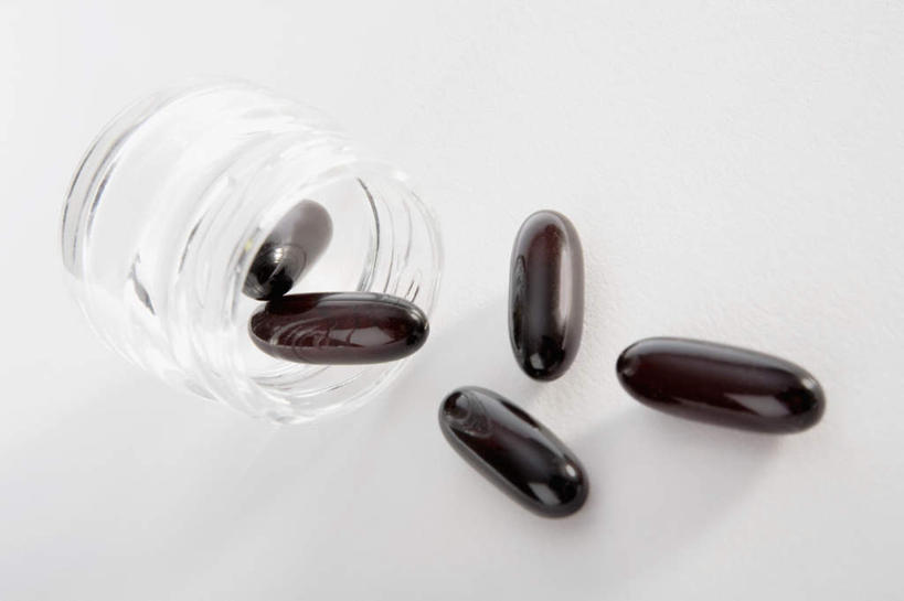 无人,横图,俯视,室内,特写,白天,白色背景,安全,五个,许多,阴影,透明,反射,药剂,药丸,影子,防护,药片,玻璃制品,排列,一个,玻璃瓶,瓶子,药品,治疗,摄影,影棚,单个,保护,药物,医疗,保险,预防,摆列,通明,平安,彩图,高角度拍摄,影棚拍摄,拍摄,布列,分列