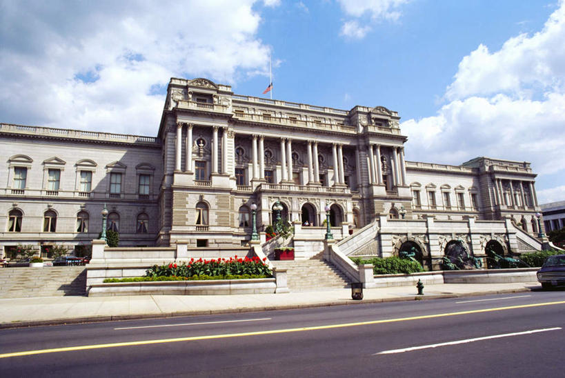 无人,图书馆,栏杆,横图,室外,白天,仰视,旅游,度假,植物,楼梯,标志建筑,道路,地标,建筑,路,公路,美国,阴影,光线,扶手,影子,阶梯,云,云朵,分界线,停车线,交通,首都,云彩,娱乐,建设,护栏,台阶,树,树木,蓝色,绿色,白云,蓝天,天空,阳光,自然,天,享受,休闲,旅游胜地,放松,生长,晴朗,成长,车行道,车行道分界线,北美,北美洲,标线,美洲,浏览室,华盛顿特区,车行线,华盛顿哥伦比亚特区,华府,国会图书馆,美国国会图书馆,北亚美利加洲,亚美利加洲,国家图书馆,杰斐逊大厦,麦迪逊大厦,亚当斯大厦,晴空,马路,彩图,低角度拍摄,书库,图书库,阅览室