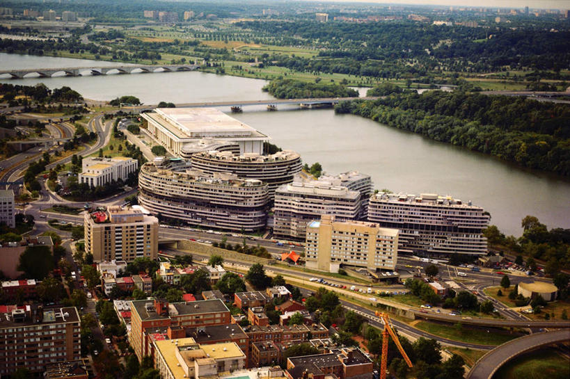 无人,家,高楼大厦,横图,俯视,航拍,室外,白天,度假,草地,草坪,河流,美景,水,植物,城市风光,标志建筑,城市,大厦,道路,地标,建筑,路,摩天大楼,公路,汽车,美国,阴影,光线,影子,房屋,屋子,河水,景观,水流,高架,建筑群,交通,首都,娱乐,建设,楼房,住宅,车,草,树,树木,绿色,阳光,自然,交通工具,轿车,享受,休闲,景色,放松,生长,成长,北美,北美洲,鸟瞰,载具,美洲,高架桥,华盛顿特区,高架道路,跨线桥,首府,华盛顿哥伦比亚特区,华府,北亚美利加洲,亚美利加洲,哥伦比亚特区,水门大厦,水门综合大厦,彩图,高角度拍摄,房子,大楼,高层建筑,高楼,摩天楼