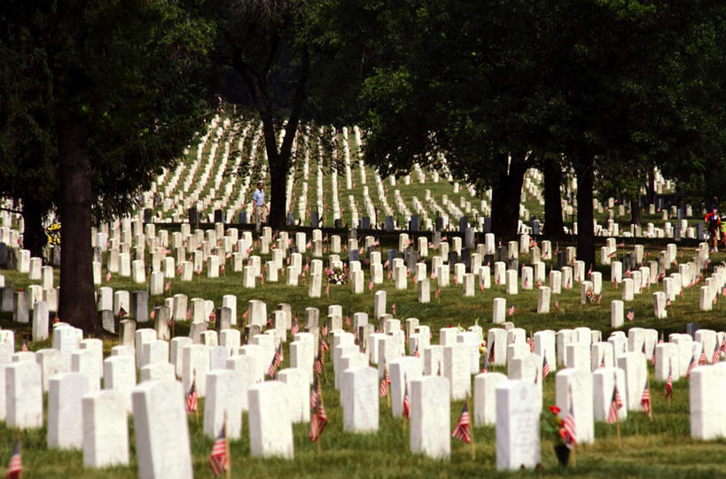 西方人,两个人,伙伴,朋友,站,横图,室外,白天,正面,旅游,度假,友谊,草地,草坪,名胜古迹,植物,标志建筑,地标,建筑,旗帜,国旗,欧洲,美国,欧洲人,一排,许多,阴影,服装,遗迹,整齐,光线,影子,注视,休闲装,古迹,文物,娱乐,建设,古建筑,星条旗,草,树,树木,排列,衣服,绿色,阳光,自然,墓碑,观察,看,站着,享受,休闲,墓地,休闲服,公墓,旅游胜地,放松,美国国旗,服饰,生长,成长,观看,察看,北美洲,队列,关注,美洲,坟场,古文明,弗吉尼亚,弗吉尼亚州,阿灵顿国家公墓,阿灵顿,北亚美利加洲,亚美利加洲,维吉尼亚,老自治领州,阿灵顿县,阿灵顿公墓,友情,男人,男性,年轻男性,白种人,旗,站立,彩图,全身,美利坚合众国国旗