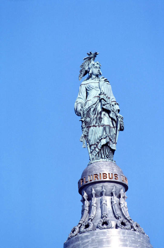 西方人,一个人,无人,站,竖图,室外,白天,仰视,旅游,度假,标志建筑,地标,建筑,羽毛,雕塑,欧洲,欧洲人,仅一个年轻女性,仅一个女性,仅一个人,阴影,轻盈,柔软,艺术,装饰,光线,英文,标志,雕刻,雕像,文字,影子,字符,字母,注视,娱乐,标识,建设,蓝色,蓝天,天空,阳光,工艺品,天,观察,看,站着,享受,休闲,旅游胜地,放松,晴朗,观看,纪念,英文字母,美术,察看,关注,主题,陈列,万里无云,功能,美学,轻柔,年轻女性,女人,女性,白种人,晴空,晴空万里,站立,彩图,低角度拍摄,全身