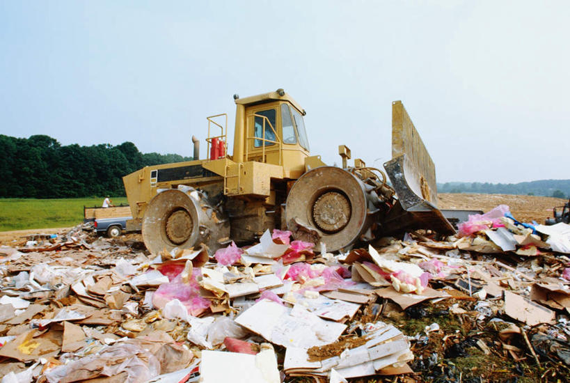 西方人,一个人,坐,横图,室外,白天,仰视,技术,草地,草坪,植物,建筑,欧洲,美国,欧洲人,仅一个男性,仅一个人,仅一个中年男性,一堆,一辆,许多,废弃,阴影,堆叠,堆积,服装,光线,材料,档案,文件,影子,纸,垃圾,注视,休闲装,车,草,树,树木,施工,衣服,蓝色,绿色,蓝天,天空,阳光,自然,手稿,资料,交通工具,天,观察,驾驶,看,行驶,休闲,休闲服,机械,工程车,服饰,肮脏,生长,晴朗,成长,观看,堆,操纵,证明,垃圾场,控制,工程,察看,北美,北美洲,关注,载具,文档,美洲,丢弃,推土机,操控,邋遢,收集,万里无云,马里兰州,自由之州,战线之州,马里兰,北亚美利加洲,亚美利加洲,把持,小美国,交通运输,工作车,施工车,龌龊,污秽,男人,男性,中年男性,白种人,晴空,晴空万里,坐着,彩图,低角度拍摄,全身