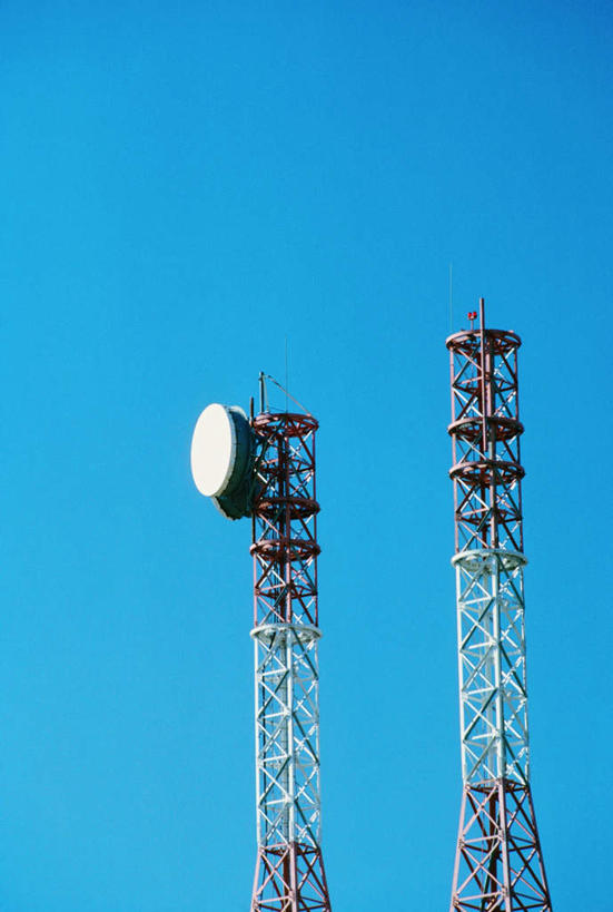 无人,栏杆,竖图,室外,白天,仰视,天线,卫星,阴影,电力,光线,电线,线,影子,围栏,电能,线路,护栏,蓝色,蓝天,天空,阳光,天,晴朗,电,电源,电源线,信号,无线电,能量,卫星天线,万里无云,卫星通信,卫星信号,晴空,晴空万里,彩图,低角度拍摄