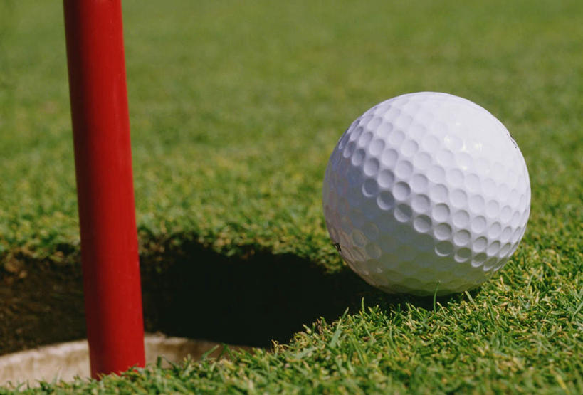 无人,横图,俯视,室外,特写,白天,草地,草坪,植物,阴影,朦胧,模糊,光线,高尔夫,高尔夫球,球洞,影子,球场,高尔夫球场,草,红色,绿色,阳光,高尔夫球洞,绿茵场,高尔夫运动,高尔夫球具,杆子,彩图,高角度拍摄