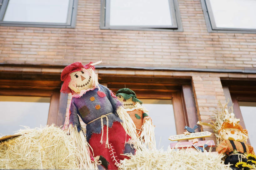 无人,笑,微笑,横图,室外,白天,仰视,游戏,窗户,玩具,一排,阴影,整齐,光线,影子,墙,稻草,玩,注视,娱乐,稻草人,玻璃窗,墙壁,墙面,排列,阳光,观察,看,休闲,益智,观看,活动,察看,队列,发泄,关注,消遣,智力,宣泄,偶人,玩耍,嬉戏,半身,彩图,低角度拍摄,拟人