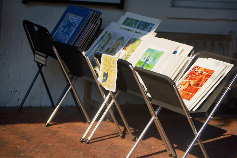 无人,横图,室外,白天,正面,椅子,一排,许多,阴影,整齐,装饰,光线,影子,地面,排列,阳光,华丽,修饰,点缀,队列,挂画,衬托,美观,雅致,雅观,装饰画,彩图