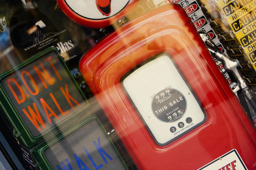 无人,横图,室外,白天,正面,阴影,朦胧,模糊,反射,英文,标志,文字,影子,字符,字母,标识,红色,加油站,英文字母,彩图,补充站,公共加油站,汽车加油站