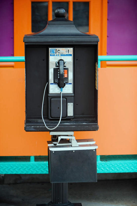 无人,打电话,竖图,室外,白天,正面,窗户,电话,一座,阴影,光线,影子,墙,通讯设备,玻璃窗,墙壁,墙面,黑色,阳光,话筒,电话线,便捷,服务,公用电话,公共设施,固定电话,交流,电话机,沟通,通话,彩图