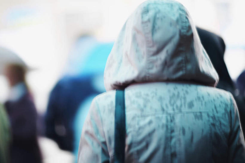 西方人,站,走,横图,室外,白天,欧洲,欧洲人,行人,游客,游人,撑,朦胧,模糊,包,皮包,伞,雨伞,许多人,注视,阳伞,路人,旅客,背面,观察,看,站着,一群人,观看,保暖,细雨,单肩包,察看,撑着,防寒,御寒,关注,雨衣,透气,防水,冲锋服,冲锋衣,防潮,户外用品,过客,男人,男性,女人,女性,中年男性,中年女性,白种人,小雨,步行,散步,站立,走路,半身,彩图