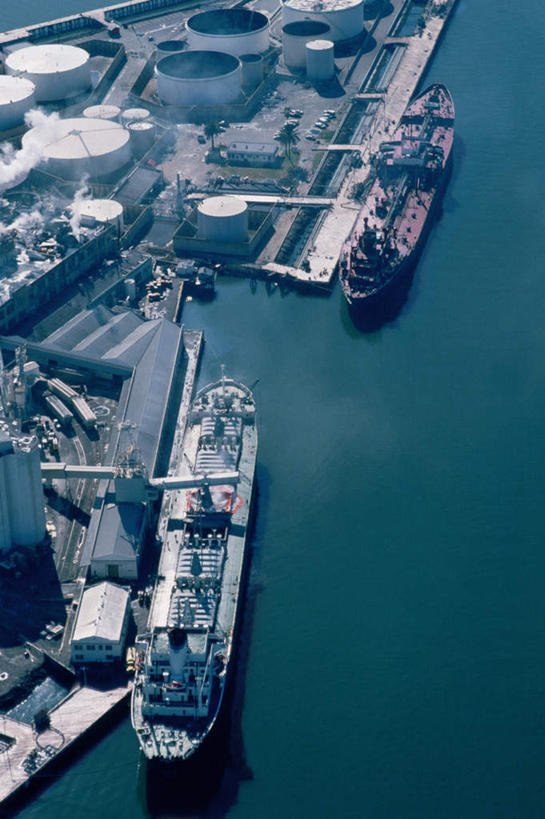 无人,工厂,码头,竖图,俯视,航拍,室外,白天,度假,石油,海浪,海洋,美景,植物,城市风光,城市,港口,船,美国,阴影,光线,影子,景观,浪花,娱乐,树,树木,绿色,阳光,自然,海水,交通工具,享受,休闲,景色,放松,生长,能源,成长,燃料,北美,北美洲,鸟瞰,加利福尼亚,载具,美洲,货船,能量,海景,加州,加利福尼亚州,金州,黄金州,北亚美利加洲,亚美利加洲,矿业,化石燃料,大海,风浪,海,海水的波动,近岸浪,涌浪,彩图,高角度拍摄,摆渡口,埠头,渡口,渡头,港湾,工地,海港,货运码头,口岸,商港,制造厂,商船