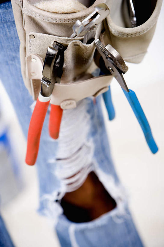 西方人,一个人,竖图,室内,特写,白天,正面,欧洲,欧洲人,仅一个男性,仅一个人,仅一个中年男性,连接,组合,裤子,朦胧,模糊,弯曲,工具,钳子,牛仔裤,加工,扳手,老虎钳,链接,固定,五金,紧固,拼接,剪断,拼凑,扭转,拼合,凑集,聚合,撮合,链结,牢固,夹持,扳头,呆扳手,开口扳手,男人,男性,中年男性,白种人,半身,彩图