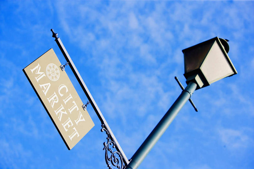 无人,横图,室外,特写,白天,仰视,度假,美景,城市风光,城市,路灯,照明,美国,阴影,光线,英文,标志,文字,影子,字符,字母,景观,云,云朵,灯光,云彩,娱乐,标识,灯,蓝色,白云,蓝天,天空,阳光,天,享受,休闲,景色,放松,晴朗,英文字母,照亮,北美,北美洲,照明设备,美洲,佐治亚州,萨凡纳,佐治亚,乔治亚州,南方帝国州,北亚美利加洲,亚美利加洲,萨瓦纳,萨王纳,晴空,彩图,低角度拍摄