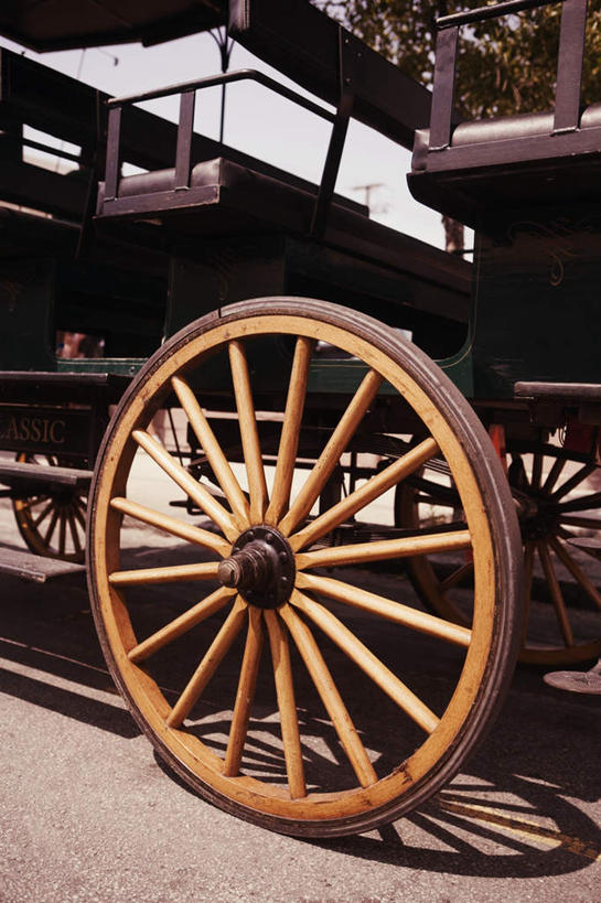 无人,栏杆,竖图,室外,白天,仰视,道路,路,一辆,阴影,光线,木制,影子,墙,围栏,小路,马车,交通,护栏,墙壁,墙面,车,阳光,木制品,交通工具,载具,彩图,低角度拍摄