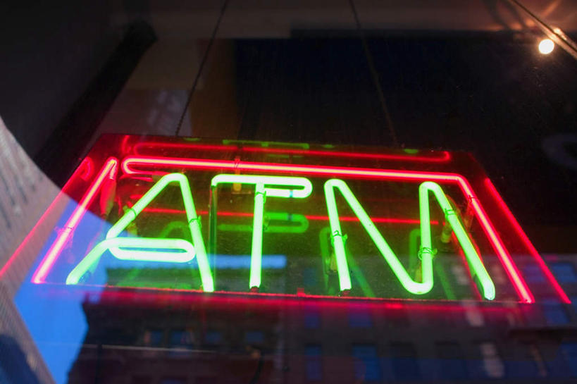 无人,横图,彩色,室外,夜晚,仰视,度假,取款机,美景,城市风光,城市,霓虹灯,朦胧,模糊,英文,标志,文字,字符,字母,景观,灯光,七彩,娱乐,光源,标识,霓虹,灯,享受,休闲,景色,放松,英文字母,照明设备,atm机,自动柜员机,氖灯,自动取款机,彩图,低角度拍摄