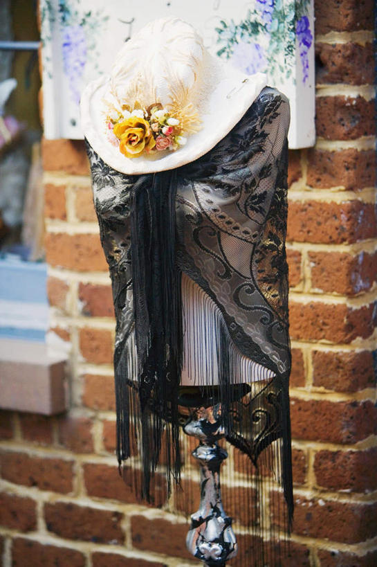 无人,商店,竖图,室外,特写,白天,正面,购物,消费,超市,帽子,人造模特,墙,墙壁,墙面,遮阳帽,金融,百货,道具,服装店,选购,贸易,百货公司,服装模特,服饰店,模特道具,时装道具,展示道具,服装模特道具,陈列道具,血拼,一顶,彩图,购物商场,购物中心,商业中心