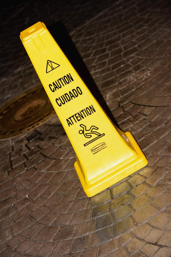 无人,竖图,俯视,室外,特写,白天,石头,道路,路,公路,静物,分离,英文,标志,石子,文字,字符,字母,交通,警告,标识,一个,黄色,警示,单个,英文字母,隔离,禁止,提醒,提示,限制,交通标志,路锥,交通锥,危险,石块,马路,彩图,高角度拍摄