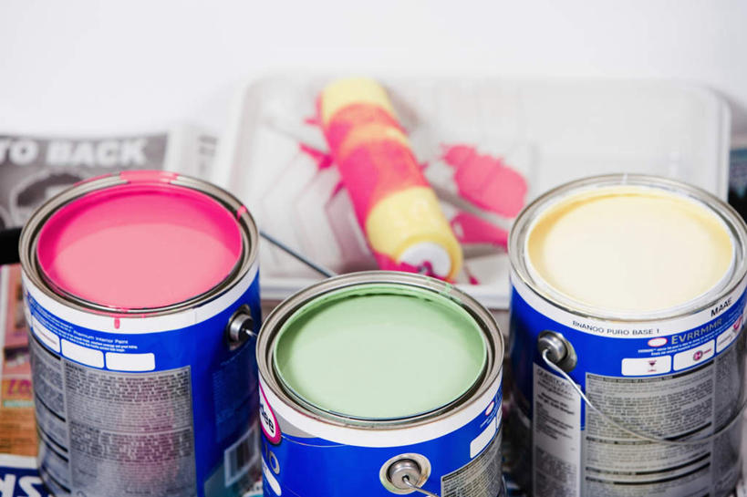 无人,横图,俯视,室内,特写,白天,装修,静物,金属制品,装饰,金属,材料,铁桶,桶,装潢,粉色,黄色,蓝色,粉刷,容器,刷子,储藏,油漆,滚筒刷,保护,涂料,储存,滚刷,彩图,高角度拍摄,贮存,滚筒