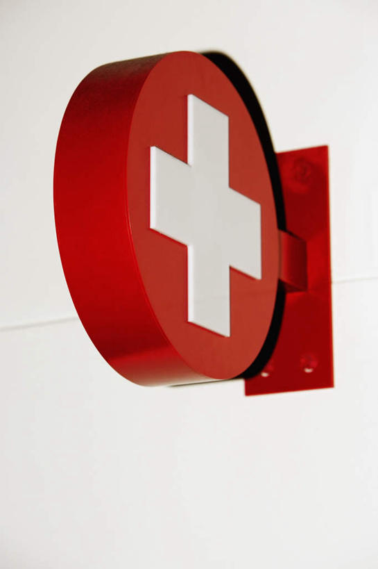 无人,医院,竖图,室内,特写,白天,仰视,指示牌,静物,阴影,反射,标志,影子,墙,标识,墙壁,墙面,红色,白色,医疗机构,彩图,低角度拍摄,病院,诊所