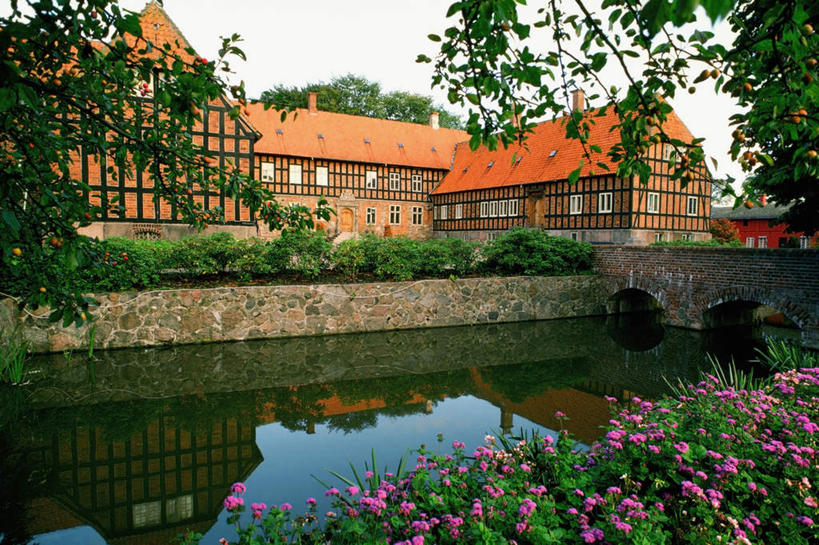 无人,家,横图,室外,白天,正面,度假,花海,花圃,河流,石头,美景,水,植物,城市风光,城市,叶子,丹麦,欧洲,盛开,石子,房屋,屋子,河水,景观,水流,公寓,桥,花蕾,娱乐,石桥,洋房,楼房,拱桥,住宅,栈桥,花,花瓣,花朵,花卉,鲜花,树,树木,绿色,倒影,自然,花丛,花束,花田,花苞,花蕊,享受,休闲,景色,放松,拱形,生长,成长,人行桥,石拱桥,倒映,北欧,丹麦王国,反照,石块,彩图,房子,菲英郡