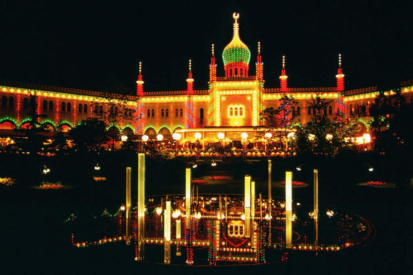 无人,横图,室外,夜晚,正面,旅游,度假,植物,标志建筑,地标,建筑,路灯,夜景,照明,丹麦,欧洲,阴影,节日,光线,影子,灯光,首都,文化,娱乐,建设,灯,树,树木,绿色,自然,祈祷,享受,休闲,健康,旅游胜地,放松,许愿,宗教,信仰,生长,成长,纪念,祈求,照亮,伊斯兰教,照明设备,北欧,清真寺,丹麦王国,蒂沃利公园,哥本哈根,西兰岛,平安,彩图