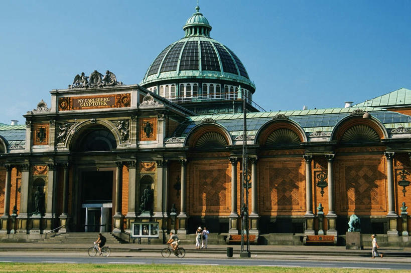 西方人,博物馆,走,横图,室外,白天,正面,度假,美景,城市风光,城市,道路,路,路灯,照明,丹麦,欧洲,欧洲人,行人,游客,游人,阴影,服装,研究,光线,影子,景观,小路,灯光,交通,首都,许多人,教育,注视,休闲装,娱乐,路人,旅客,灯,衣服,蓝色,蓝天,天空,阳光,天,观察,看,一群人,享受,休闲,休闲服,景色,放松,服饰,晴朗,观看,展览,照亮,察看,照明设备,关注,欣赏,北欧,陈列,万里无云,丹麦王国,哥本哈根,西兰岛,典藏,过客,男人,男性,年轻男性,年轻女性,女人,女性,白种人,晴空,晴空万里,步行,散步,走路,彩图,全身,嘉士伯艺术博物馆