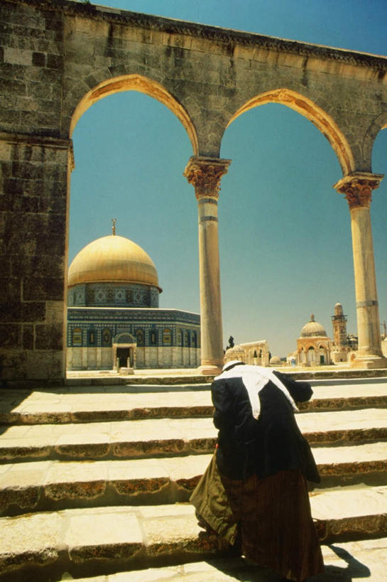 东方人,一个人,走,竖图,室外,白天,民族服装,旅游,度假,楼梯,标志建筑,地标,建筑,巴勒斯坦,亚洲,仅一个男性,仅一个人,阴影,服装,节日,光线,影子,阶梯,首都,黄种人,文化,娱乐,建设,台阶,仅一个年轻男性,背面,衣服,蓝色,蓝天,天空,阳光,天,祈祷,享受,休闲,健康,旅游胜地,放松,许愿,宗教,服饰,信仰,晴朗,纪念,祈求,伊斯兰教,衣着,穿着,清真寺,西亚,万里无云,衣饰,巴勒斯坦国,耶路撒冷,岩石清真寺,圆顶清真寺,平安,男人,男性,年轻男性,亚洲人,晴空,晴空万里,步行,散步,走路,彩图,全身,传统服装,民俗服