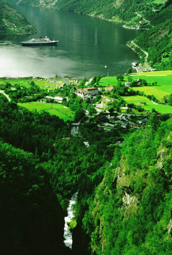 无人,竖图,俯视,室外,白天,旅游,度假,河流,石头,美景,森林,山,山脉,树林,水,植物,轮船,船,挪威,欧洲,石子,河水,景观,山顶,山峰,水流,山峦,娱乐,树,树木,绿色,自然,交通工具,群山,享受,休闲,景色,放松,生长,成长,斯堪的纳维亚,自然风光,载具,北欧,斯堪的那维亚,斯堪的那维亚半岛,斯堪的纳维亚半岛,沉积岩,挪威王国,颠峰,极峰,默勒.鲁姆斯达尔,默勒.鲁姆斯达尔郡,水成岩,石块,岩石,彩图,高角度拍摄