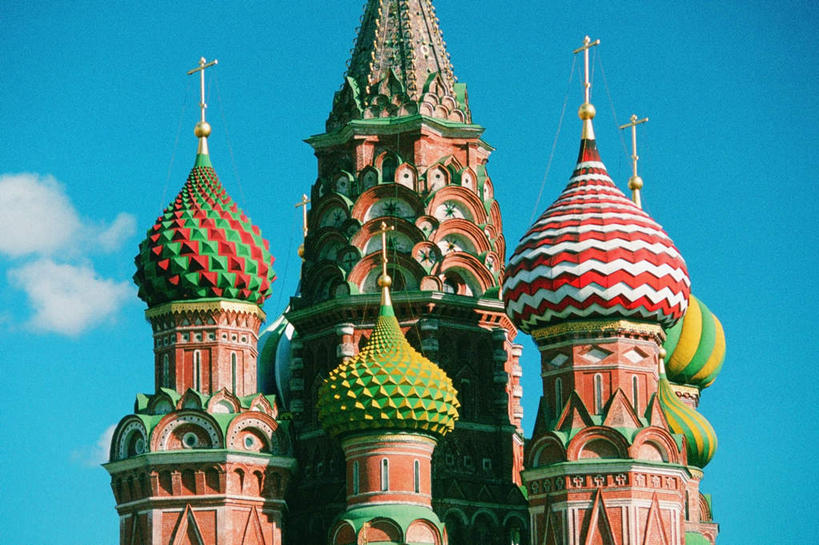 无人,教堂,横图,室外,白天,仰视,旅游,度假,标志建筑,地标,建筑,欧洲,俄罗斯,亚洲,阴影,节日,光线,影子,云,云朵,首都,云彩,文化,娱乐,建设,蓝色,白云,蓝天,天空,阳光,天,祈祷,享受,休闲,健康,旅游胜地,放松,许愿,宗教,信仰,晴朗,纪念,祈求,基督教,天主教,信念,红场,莫斯科,俄联邦,俄罗斯联邦,莫斯科州,五海之港,圣巴索大教堂,波克罗夫斯基教堂,圣巴索教堂,圣巴西利亚大教堂,莫斯科红场,圣巴西尔大教堂,平安,晴空,彩图,低角度拍摄,大教堂,礼拜堂