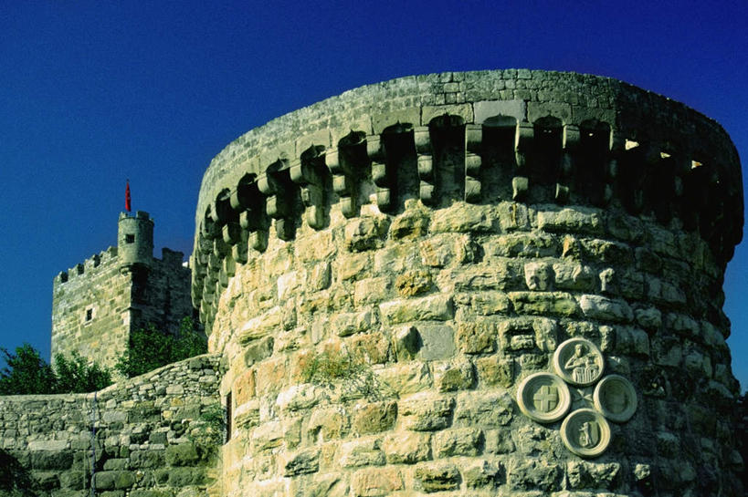 无人,横图,室外,白天,仰视,旅游,度假,石头,名胜古迹,标志建筑,地标,建筑,土耳其,亚洲,阴影,遗迹,光线,石子,影子,堡垒,城堡,墙,古迹,文物,娱乐,建设,古建筑,墙壁,墙面,蓝色,蓝天,天空,阳光,天,享受,休闲,旅游胜地,放松,晴朗,要塞,西亚,古文明,万里无云,博德鲁姆,穆拉省,设防,石块,晴空,晴空万里,彩图,低角度拍摄,土耳其共和国