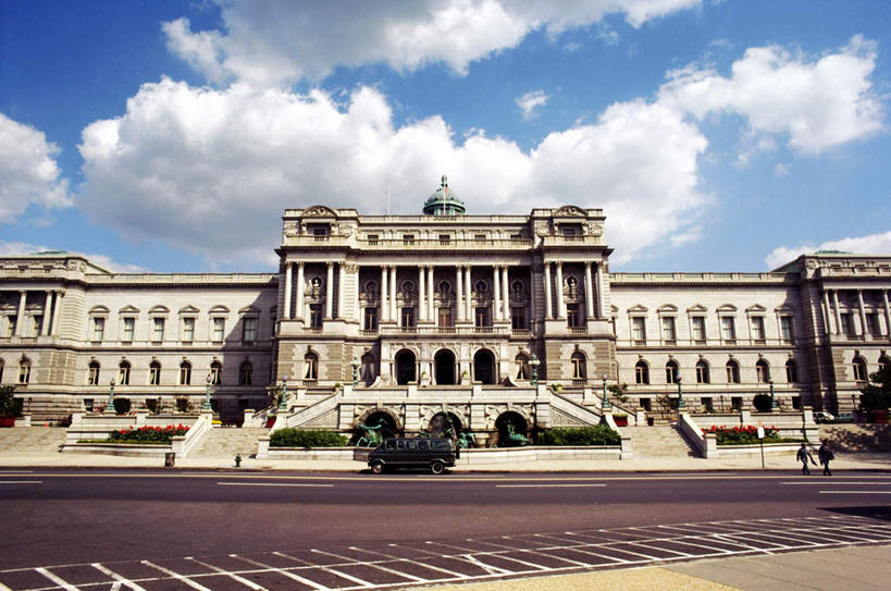 西方人,两个人,图书馆,高楼大厦,站,横图,室外,白天,仰视,旅游,度假,标志建筑,大厦,地标,建筑,摩天大楼,欧洲,美国,欧洲人,行人,游客,游人,阴影,服装,光线,影子,云,云朵,首都,云彩,注视,休闲装,娱乐,建设,路人,旅客,衣服,蓝色,白云,蓝天,天空,阳光,楼宇,天,观察,看,站着,享受,休闲,休闲服,旅游胜地,放松,服饰,晴朗,观看,察看,北美,北美洲,关注,美洲,浏览室,华盛顿特区,华盛顿哥伦比亚特区,华府,国会图书馆,美国国会图书馆,北亚美利加洲,亚美利加洲,国家图书馆,杰斐逊大厦,麦迪逊大厦,亚当斯大厦,过客,男人,男性,年轻男性,年轻女性,女人,女性,白种人,晴空,站立,彩图,低角度拍摄,全身,大楼,高层建筑,高楼,摩天楼,书库,图书库,阅览室