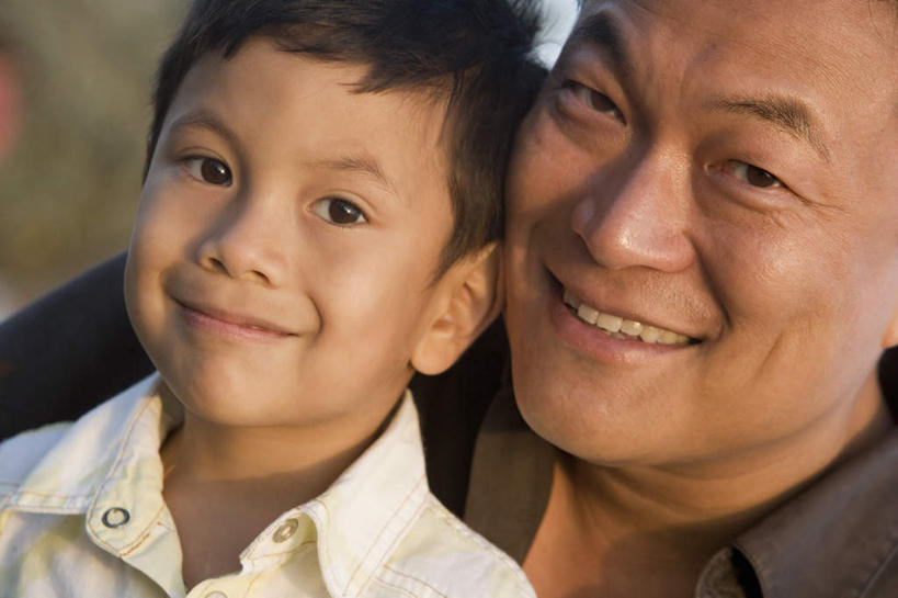 东方人,儿童,中年人,两个人,家庭,父亲,儿子,站,笑,微笑,露齿笑,横图,室外,白天,正面,纯洁,亚洲,服装,依偎,注视,休闲装,黄种人,小孩,衣服,观察,看,靠,靠着,倚靠,站着,休闲,温暖,温馨,父子,一家人,休闲服,父爱,可爱,童年,童趣,服饰,观看,和睦,察看,倚着,关注,童真,烂漫,无邪,依附,依赖,投靠,天真,男孩,男人,男性,中年男性,亚洲人,孩子,站立,半身,彩图,融洽,男生