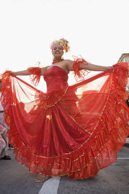 西方人,一个人,跳舞者,站,伸展双臂,笑,微笑,露齿笑,竖图,室外,白天,正面,民族服装,裙子,跳舞,道路,路,公路,欧洲,欧洲人,仅一个年轻女性,仅一个女性,仅一个人,握,连衣裙,服装,分界线,停车线,交通,拿,拿着,注视,衣服,红色,观察,看,站着,握着,服饰,观看,车行道,车行道分界线,察看,衣着,穿着,关注,标线,舞姿,车行线,衣饰,年轻女性,女人,女性,白种人,马路,舞蹈家,舞蹈演员,舞者,敞开双臂,伸开双臂,展开双肩,站立,张开手臂,张开双臂,彩图,全身,传统服装,民俗服,舞蹈