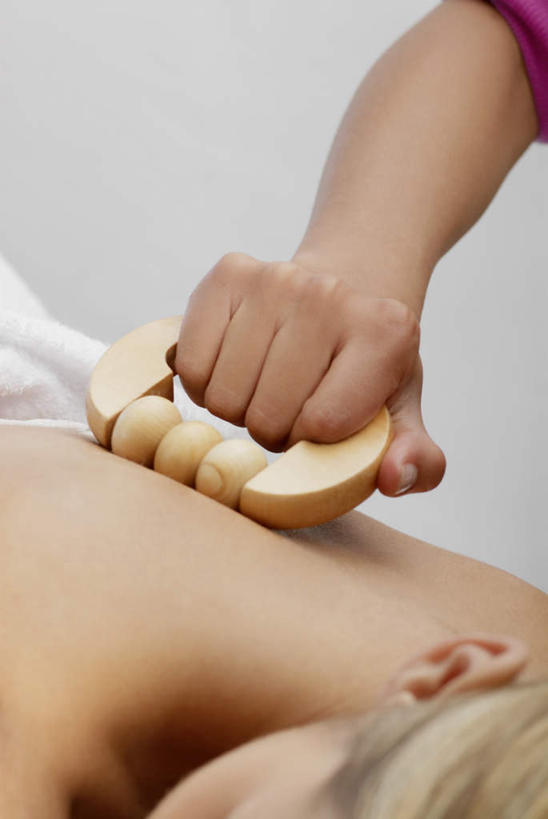 西方人,手,两个人,按摩师,躺,竖图,俯视,室内,特写,白天,按摩,美容,床,欧洲,欧洲人,握,器材,床单,拿,拿着,被子,裸露,享受,健康,手部,握着,保健,单手,减肥,被单,裸,按摩器,指压,按摩床,卧着,年轻女性,女人,女性,白种人,技师,躺着,卧,半身,彩图,高角度拍摄,推拿,保健器材,搓背床,理疗床,美容床,指压床