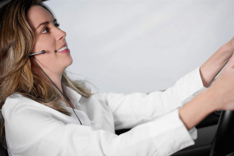 西方人,一个人,坐,笑,微笑,露齿笑,横图,室外,白天,侧面,通讯,机器,仪器,汽车,欧洲,欧洲人,仅一个年轻女性,仅一个女性,仅一个人,握,服装,信息,听,注视,休闲装,设备,车,衣服,耳机,耳麦,方向盘,话筒,交通工具,轿车,观察,驾驶,看,行驶,休闲,休闲服,握着,通信,服饰,观看,协调,控制,察看,麦克风,关注,扩音器,载具,蓝牙,蓝牙耳机,传声器,微音器,年轻女性,女人,女性,白种人,坐着,半身,彩图