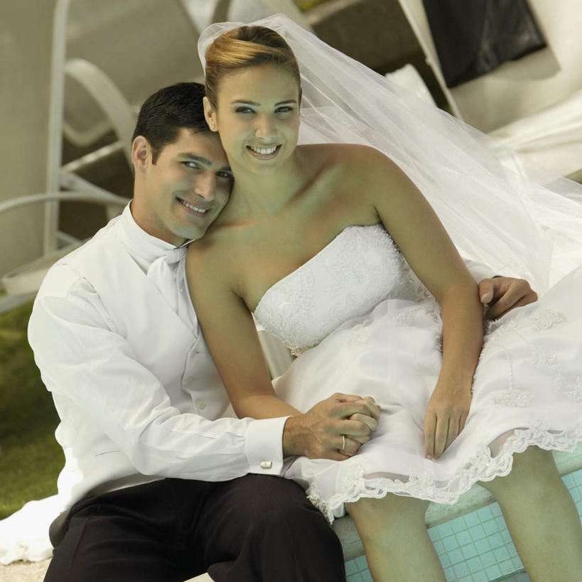 西方人,两个人,家庭,夫妻,新娘,新郎,体育馆,游泳池,坐,笑,微笑,露齿笑,方图,室外,白天,正面,婚纱,衬衫,爱情,婚礼,快乐,水,欧洲,欧洲人,头纱,服装,庆祝,水池,水面,结婚,浪漫,依偎,注视,泳池,衣服,白色,观察,看,靠,靠着,倚靠,温暖,温馨,喜庆,一家人,恩爱,恋人,服饰,观看,纪念,和睦,察看,卫生,游泳馆,倚着,衣着,穿着,关注,纯真,依附,依赖,投靠,洁净,光明,恬静,衣饰,中间色,朴素,清白,男人,男性,年轻男性,年轻女性,女人,女性,白种人,年轻人,夫妇,情侣,坐着,半身,彩图,衬衣,婚礼服,礼服,高兴,婚礼头纱,伴侣,融洽