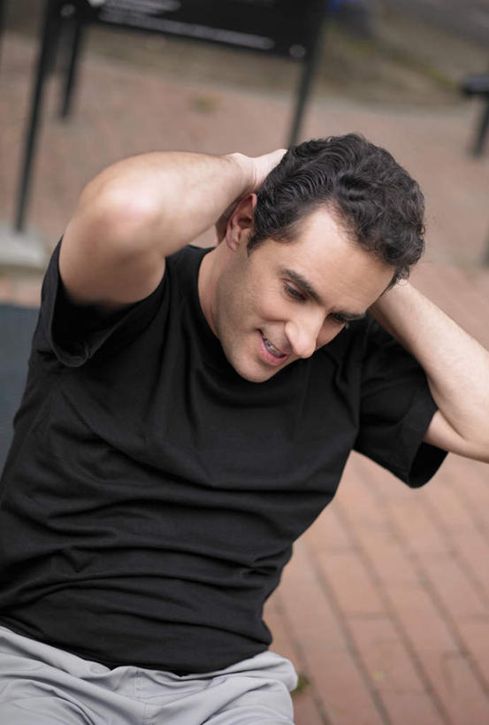 西方人,一个人,坐,笑,仰卧起坐,微笑,竖图,俯视,室外,白天,锻炼,运动,石头,道路,路,欧洲,欧洲人,仅一个男性,仅一个人,抱头,服装,石子,小路,交通,注视,休闲装,仅一个年轻男性,衣服,黑色,观察,看,休闲,休闲服,服饰,观看,察看,双手抱头,关注,捧首,捧头,体育,男人,男性,年轻男性,白种人,石块,仰卧,坐着,半身,彩图,高角度拍摄,健身