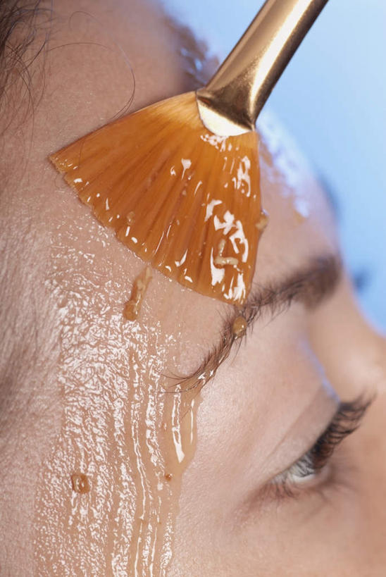 西方人,脸,头,眼睛,脸颊,眉毛,睫毛,一个人,竖图,室内,特写,白天,侧面,化妆,美容,欧洲,欧洲人,瞳孔,仅一个年轻女性,仅一个女性,仅一个人,护肤,阴影,蓝色背景,朦胧,模糊,美白,反射,影子,注视,化妆品,化妆刷,刷子,观察,看,清洁,保养,享受,休闲,面膜,放松,去角质,保健,眼部,摄影,影棚,观看,保湿,察看,滋润,美容工具,护肤品,化妆用品,关注,去死皮,护肤用品,舒缓,养颜,化妆工具,膏状,膏状面膜,去污,控油,紧肤,嫩肤,祛痘,去痘,祛角质,抗衰,再生,增白,补水,祛斑,抗皱,防皱,除皱,去皱,年轻女性,女人,女性,白种人,头部,睫,脸部,脸蛋,眉,面部,眼,眼睫毛,眼眉,半身,彩图,影棚拍摄,拍摄,面膜刷,眼眉毛