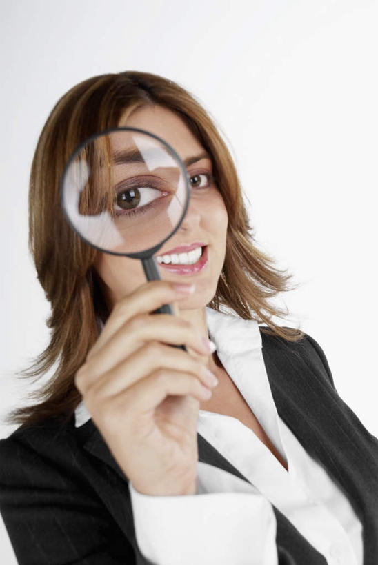 西方人,一个人,商务人士,商务女性,站,笑,微笑,露齿笑,竖图,室内,白天,白色背景,正面,仪器,欧洲,欧洲人,仅一个年轻女性,仅一个女性,仅一个人,握,阴影,套装,检查,朦胧,模糊,反射,分析,科学,放大镜,影子,拿,拿着,注视,观察,看,站着,清晰,探索,握着,摄影,影棚,放大,观看,仔细,透镜,察看,凸透镜,聚焦,关注,商务装,工薪阶层,光学,清楚,年轻女性,女人,女性,白种人,白领,上班族,站立,半身,彩图,影棚拍摄,拍摄