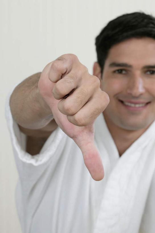 西方人,一个人,站,笑,微笑,露齿笑,竖图,室内,白天,白色背景,正面,浴袍,欧洲,欧洲人,仅一个男性,仅一个人,阴影,朦胧,模糊,反射,影子,注视,仅一个年轻男性,观察,看,手势,站着,竖,摄影,影棚,观看,翘,察看,鄙视,关注,藐视,讽刺,蔑视,嘲笑,朝下,男人,男性,年轻男性,白种人,大拇指,站立,半身,彩图,影棚拍摄,汤帷子,浴衣,拍摄,向下