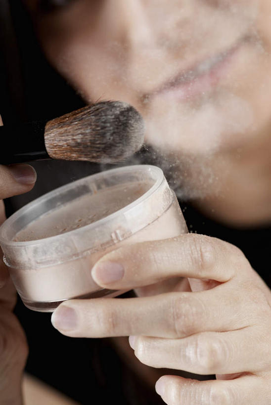 西方人,脸,头,脸颊,手,一个人,笑,微笑,竖图,室内,特写,白天,正面,欧洲,欧洲人,仅一个年轻女性,仅一个女性,仅一个人,握,阴影,服装,朦胧,模糊,反射,影子,拿,拿着,休闲装,肩膀,衣服,化妆品,化妆刷,刷子,休闲,手部,休闲服,粉底液,握着,服饰,单手,粉底,修饰,美容工具,护肤品,化妆用品,护肤用品,遮盖,彩妆刷,化妆工具,吸脂,蜜粉刷,年轻女性,女人,女性,白种人,头部,脸部,脸蛋,面部,半身,彩图,防晒