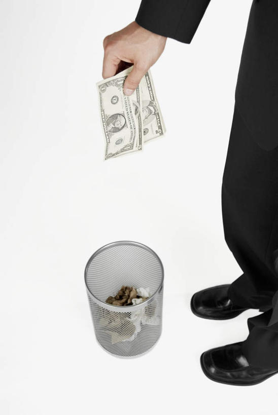 西方人,一个人,商务人士,商务男性,站,投,竖图,俯视,室内,白天,白色背景,鞋,衬衫,钱,美元,鞋子,欧洲,欧洲人,仅一个男性,仅一个人,握,阴影,套装,环保,反射,钱币,影子,垃圾桶,皮革,美金,拿,拿着,仅一个年轻男性,容器,站着,握着,钞票,金融,纸币,摄影,影棚,能源,经济,储藏,垃圾箱,回收,资源,储存,美圆,商务装,流通,纸钞,贸易,利用,工薪阶层,低碳,循环,持续,货币,现金,男人,男性,年轻男性,白种人,白领,上班族,抛,扔,撒,站立,掷,半身,彩图,高角度拍摄,影棚拍摄,衬衣,皮鞋,拍摄,贮存