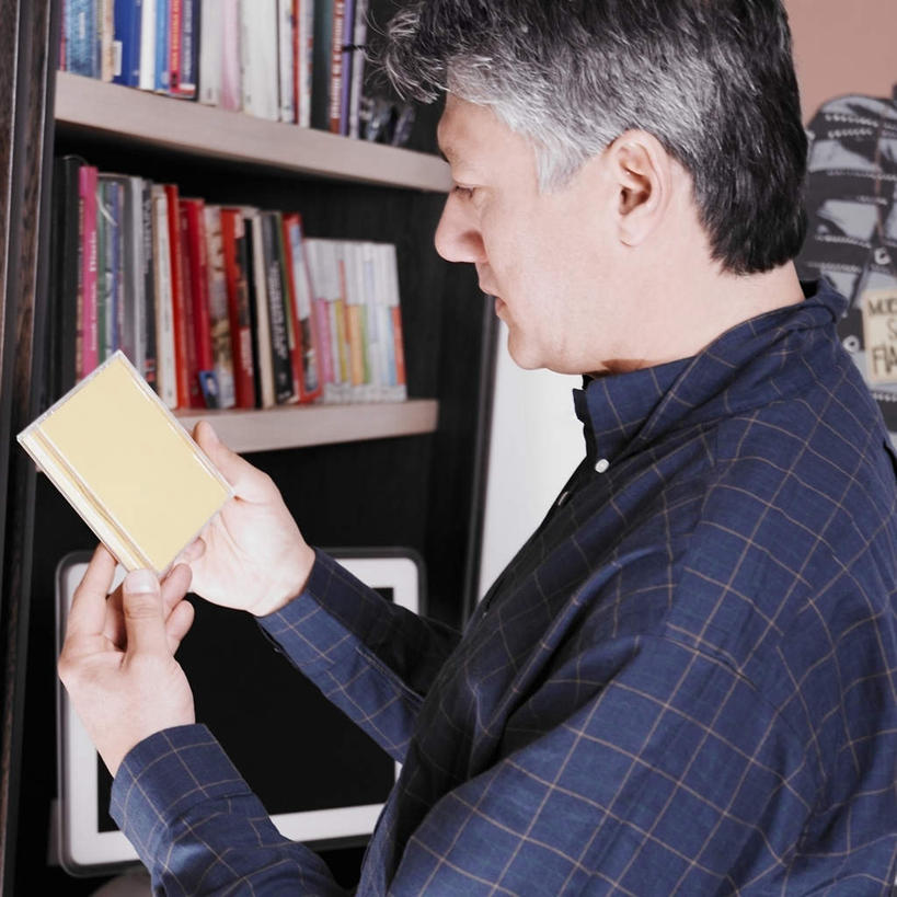 西方人,一个人,站,方图,室内,白天,侧面,书籍,欧洲,欧洲人,仅一个男性,仅一个人,握,服装,朦胧,模糊,塑料,拿,拿着,注视,休闲装,盒子,衣服,容器,塑料制品,书柜,观察,看,站着,仅一个老年男性,休闲,休闲服,书橱,握着,服饰,观看,储藏,察看,储存,关注,CD盒,光盘盒,老年男性,男人,男性,白种人,书,图书,站立,半身,彩图,单片光盘盒,透明光盘盒,贮存